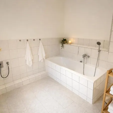 Geraeumiges 4-zimmer-apartment - 8 Boxspringbetten, Zentral, Kueche, Wifi, Self Check-in Apartment