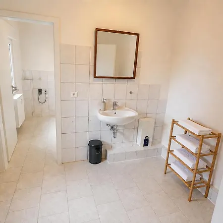 Geraeumiges 4-zimmer-apartment - 8 Boxspringbetten, Zentral, Kueche, Wifi, Self Check-in *